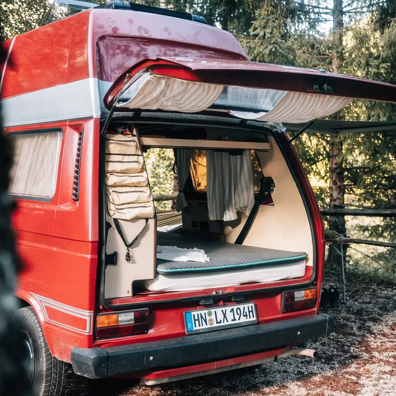 Vanmade Original Matratze im Kofferraum eines roten T4