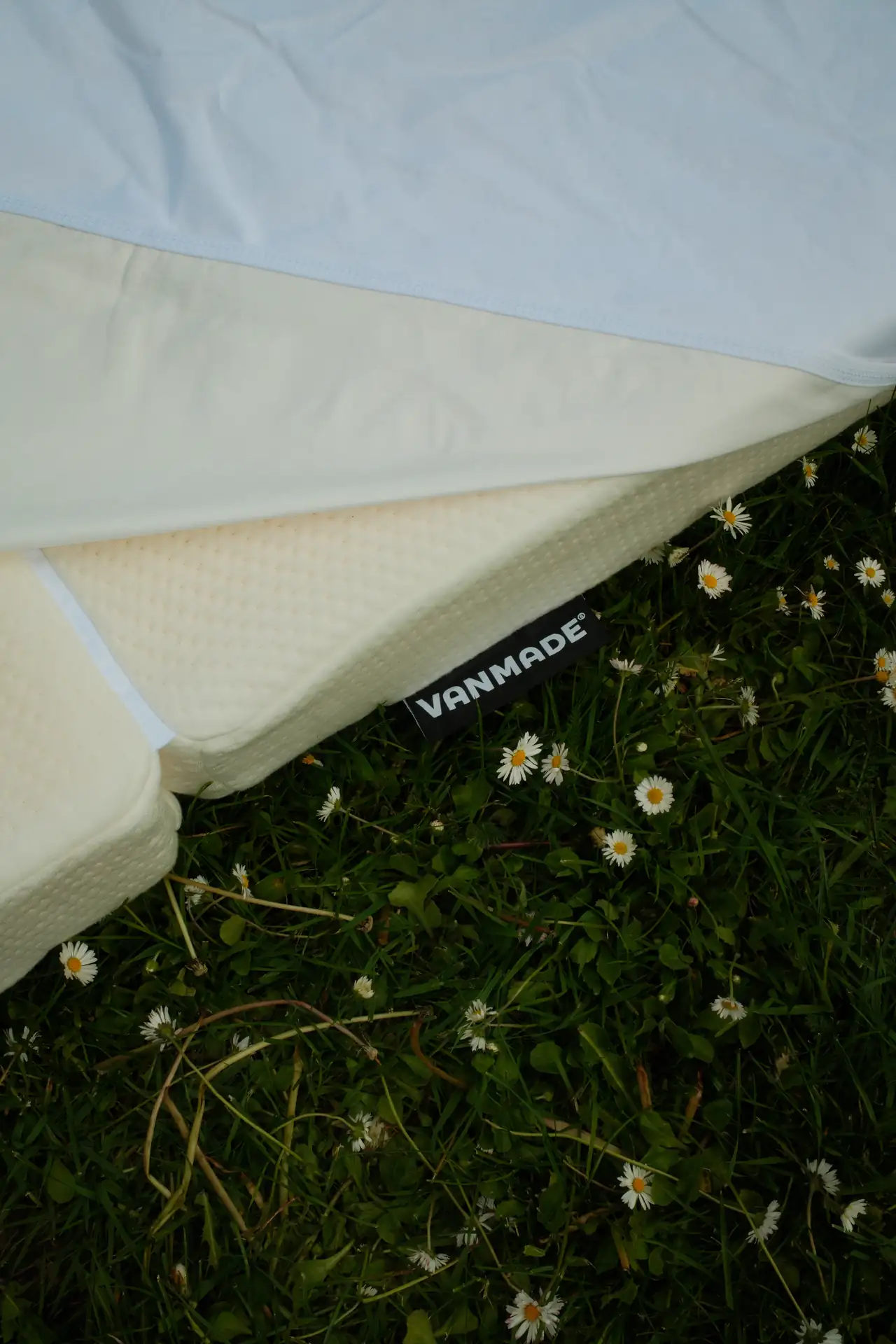 Vanmade Matratze Kaschmir White auf Wiese