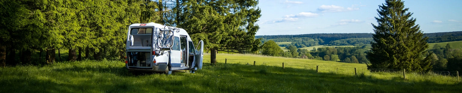 Wohnmobil auf Wiese Wohnmobil auf Wiese