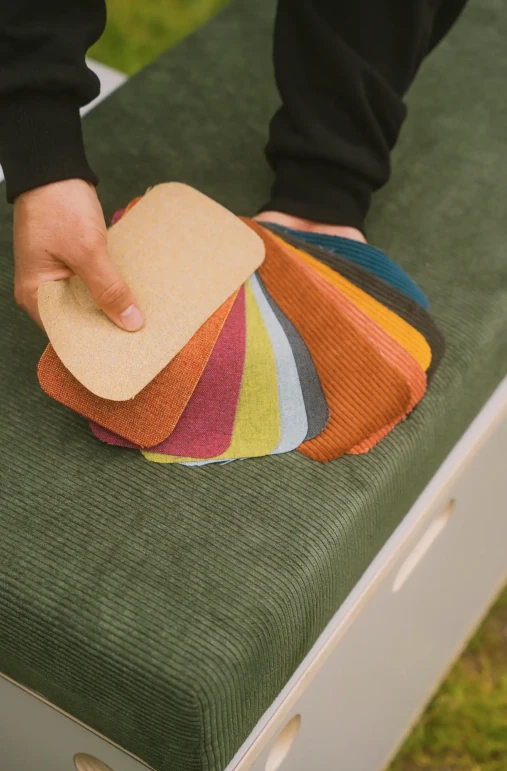 Praesentation, Vanmade Stoffmuster Faecher in Haenden gehalten, zoom