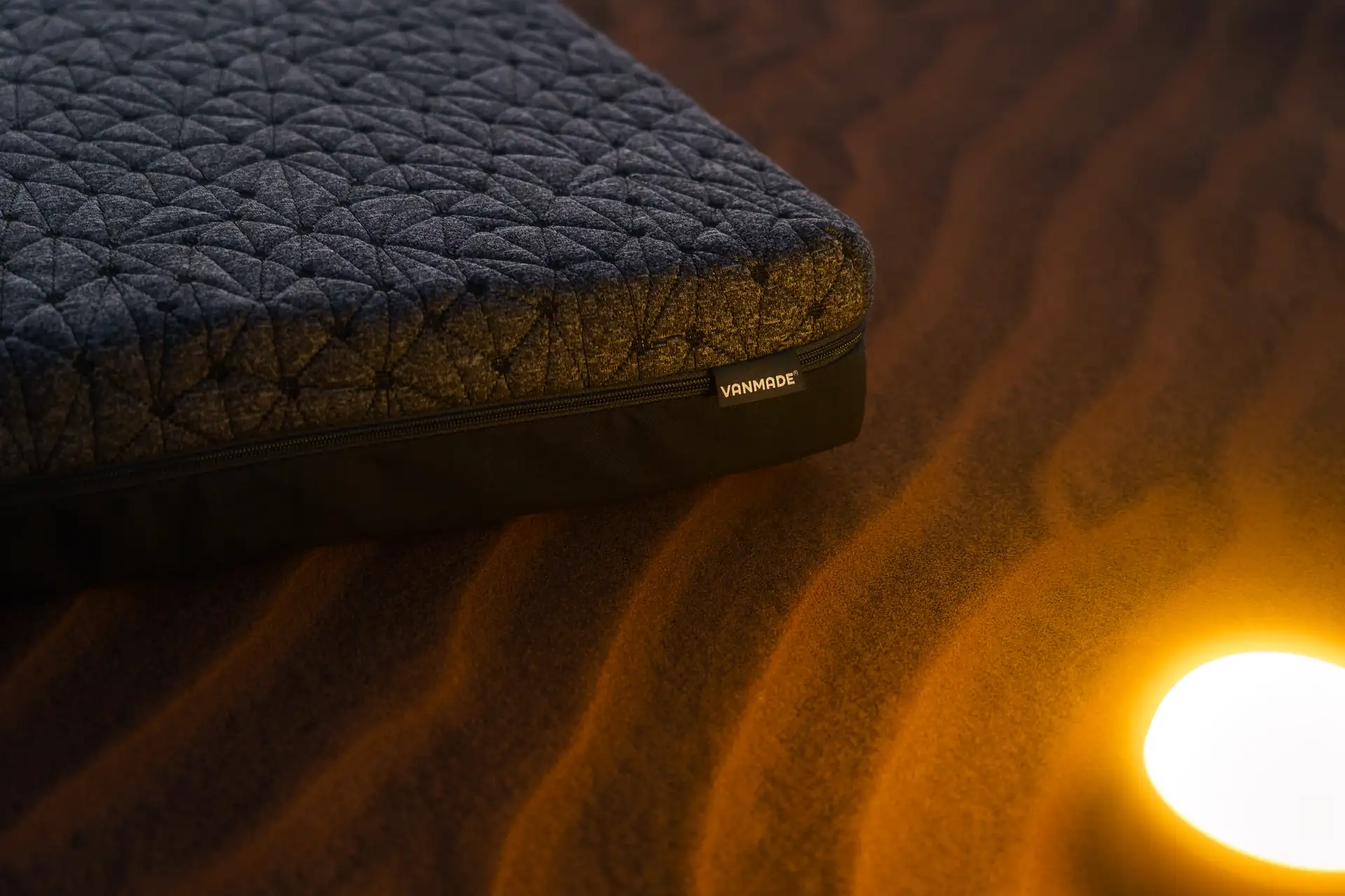 Lifestyle, Vanmade Original Matratze desert detail warm light