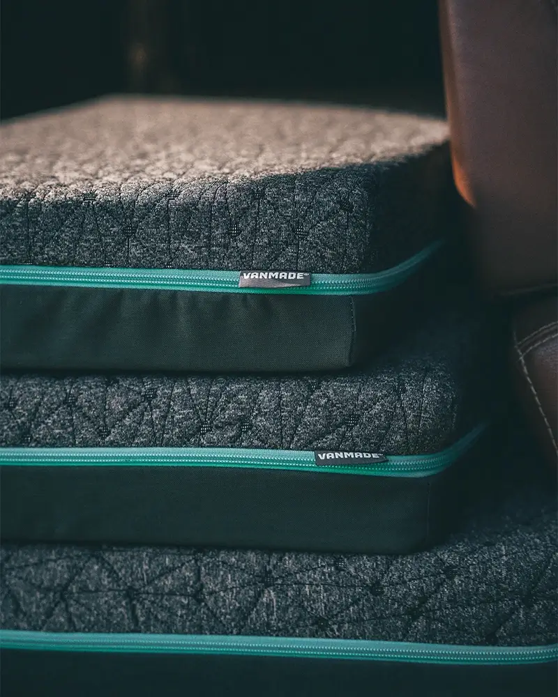 Gestapelte Vanmade Matratzen bei schoenem Licht